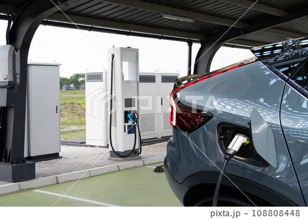 Electric vehicles charging station that takes energy from solar 108808448