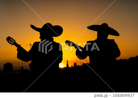 Silhouettes of a mexican musicians mariachi 108809937