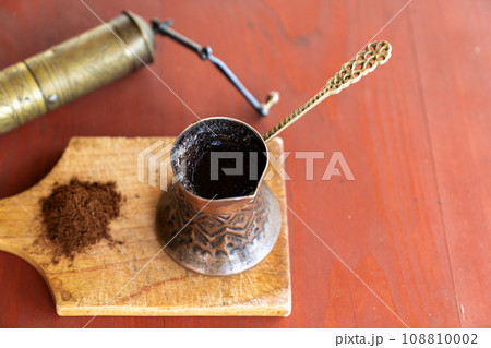 Vintage coffee pot and manual coffee grinder. 108810002