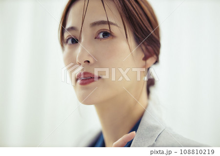 ジャケットを羽織る女性　ビューティーイメージ 108810219