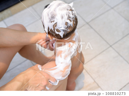 父親にお風呂に入れてもらう赤ちゃん　全身洗う　乳幼児　イクメン　育児休暇　0歳乳幼児　浴槽バスルーム 108810273