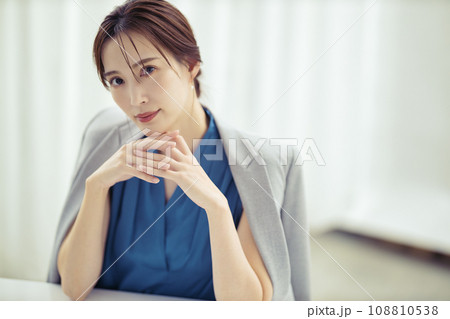 ジャケットを羽織る女性 ビューティーイメージ ジャケットを羽織る女性 ビューティーイメージ 108810538