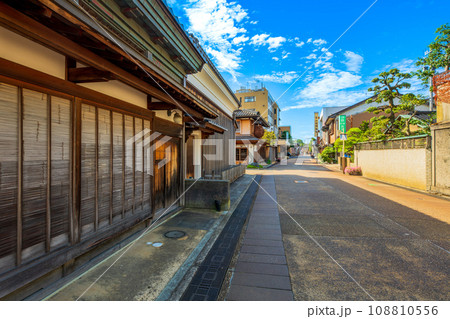 富山県　富山市　岩瀬の町並み 108810556