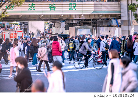 日本の東京都市景観 11月・渋谷に外国人続々…再びマスク姿の日本人高齢者も増加…予防のマ不要＝13日 108810824