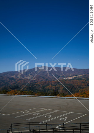 11月のひるがの高原から見る色鮮やかに紅葉している綺麗な大日ヶ岳 108811094