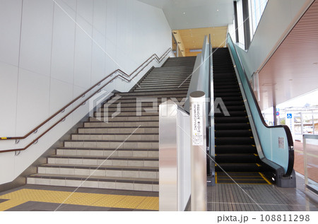 JR米子駅南口の階段とエスカレーター JR米子駅南口の階段とエスカレーター 108811298