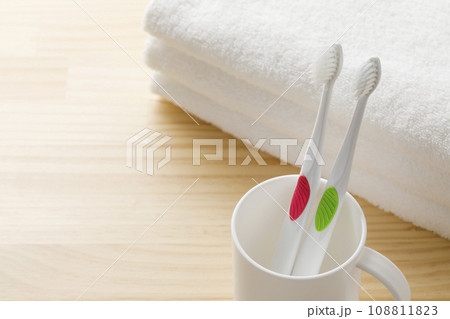 白い歯ブラシとコップとタオル　歯磨きイメージ 108811823
