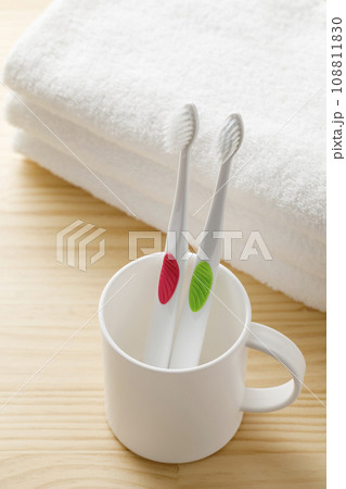白い歯ブラシとコップとタオル　歯磨きイメージ 108811830