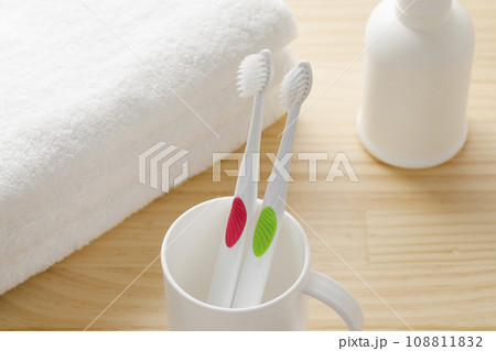 白い歯ブラシとコップとタオル　歯磨きイメージ 108811832