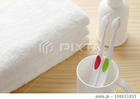 白い歯ブラシとコップとタオル　歯磨きイメージ 108811833