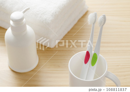 白い歯ブラシとコップとタオル　歯磨きイメージ 108811837