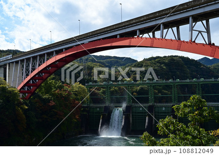 アーチ橋越しに見た玉淀ダム　埼玉県寄居町 108812049