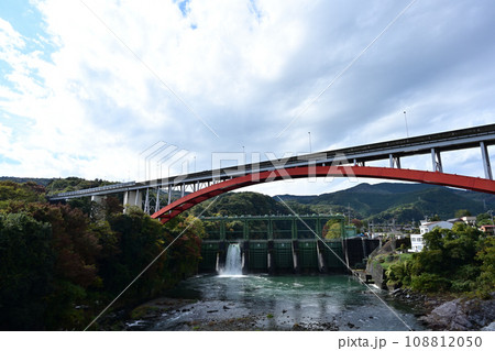 アーチ橋越しに見た玉淀ダム　埼玉県寄居町 108812050