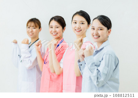 働く女性 108812511