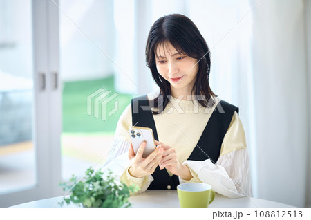スマホを操作する女性 108812513
