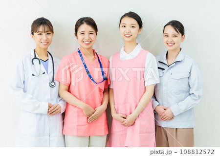 働く女性 108812572