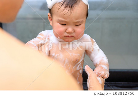 父親にお風呂に入れてもらう赤ちゃん 全身洗う 嫌がる 乳幼児 育児 0歳乳幼児 浴槽バスルーム 父親にお風呂に入れてもらう赤ちゃん 全身洗う 嫌がる 乳幼児 育児 0歳乳幼児 浴槽バスルーム 108812750