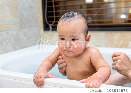 父親にお風呂に入れてもらう赤ちゃん 泡を洗い流す 乳幼児 イクメン 育児 0歳乳幼児 浴槽バスルーム 父親にお風呂に入れてもらう赤ちゃん 泡を洗い流す 乳幼児 イクメン 育児 0歳乳幼児 浴槽バスルーム 108813678