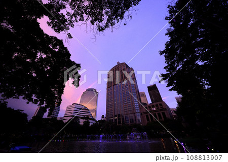 タイ王国バンコクのベンジャシリ公園、虹のある風景 108813907