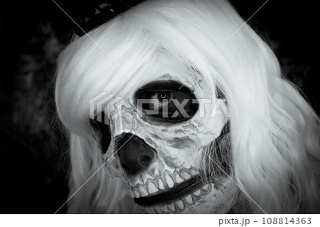 Woman dressed as dead halloween Woman dressed as dead halloween 108814363