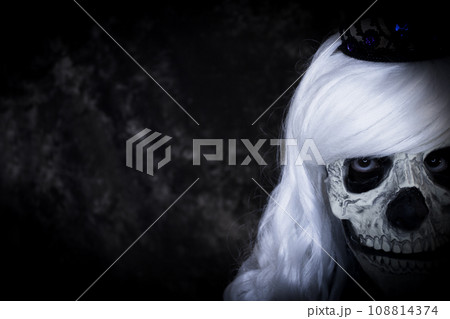 Woman dressed as dead halloween 108814374