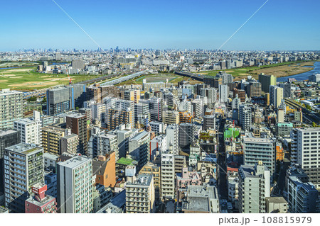 川崎駅前の街並み　多摩川　東京方面の眺望【神奈川県・川崎市－東京都・大田区】 108815979