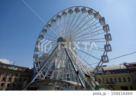 Kyiv, Ukraine April 22, 2023: Ferris wheel in the city of Kyiv Podil district Kontraktova square Kyiv, Ukraine April 22, 2023: Ferris wheel in the city of Kyiv Podil district Kontraktova square 108816860