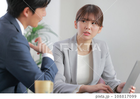 意見が食い違う打ち合わせ_お互いに自分の意見を通したいビジネスパーソン男女_クローズアップ2 108817099