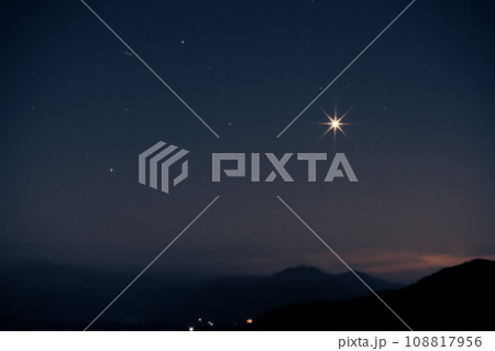 北杜市白州町の東、奥秩父山塊の上。未明の空に燦然と輝く明けの明星 108817956