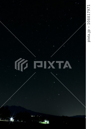 北杜市白州町から北の空を見上げれば北極星を指し示す北斗七星 108817971