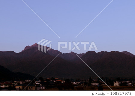 北杜市白州町から見る朝日射す南アルプス甲斐駒ケ岳と麓白州の街並み 108817972