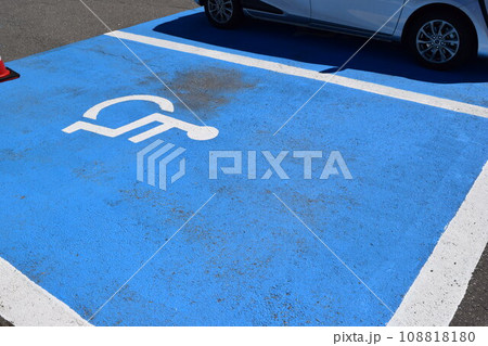 車椅子マーク 思いやり駐車場 108818180