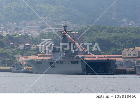 満艦飾の海上自衛隊輸送艦しもきた 108818460