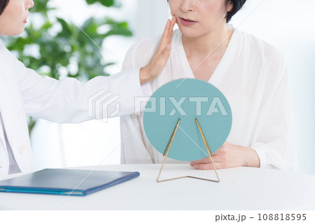 美容整形外科でカウンセリングを受ける女性 108818595
