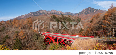 秋の南八ヶ岳　　黄葉の八ヶ岳と東沢大橋 108818790