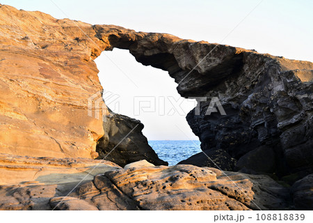 城ヶ島 馬の背洞門 三浦市三崎町城ヶ島の風景 城ヶ島 馬の背洞門 三浦市三崎町城ヶ島の風景 108818839