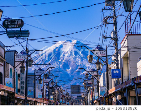 （山梨県）富士吉田市本町通り商店街・雄大な富士山 108818920