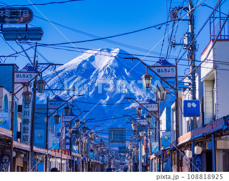 (山梨県)富士吉田市本町通り商店街・雄大な富士山 (山梨県)富士吉田市本町通り商店街・雄大な富士山 108818925