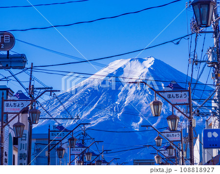 （山梨県）富士吉田市本町通り商店街・雄大な富士山 108818927