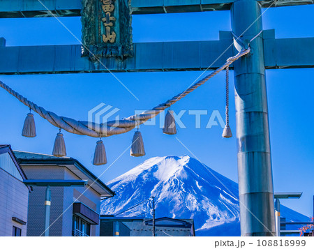 （山梨県）富士吉田市本町通り金鳥居・雄大な富士山 108818999