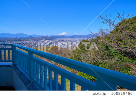 春の神奈川県秦野市の弘法山公園の権現山展望台から西側の眺望(富士山,本町,今泉など) 108819466