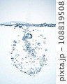水中での丸い泡、泡の塊　水の素材　 108819508