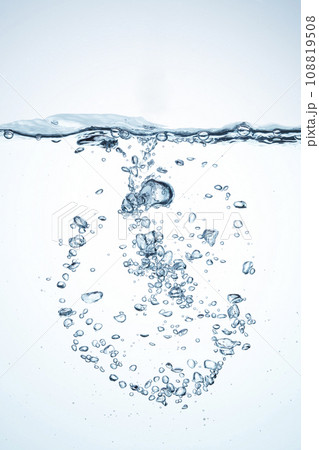 水中での丸い泡、泡の塊　水の素材　 108819508