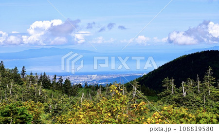 八甲田山　湿原展望台から見える山々の風景 108819580