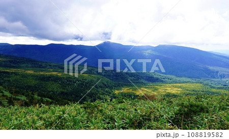 八甲田山 湿原展望台から見える山々の風景 八甲田山 湿原展望台から見える山々の風景 108819582
