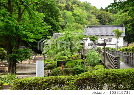 厚木市 神奈川県立七沢森林公園のであいの広場新緑と中央口と道しるべ 厚木市 神奈川県立七沢森林公園のであいの広場新緑と中央口と道しるべ 108819735