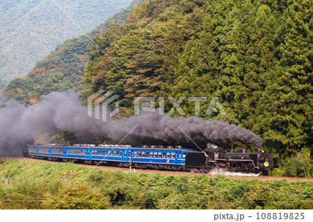 山間部を走る蒸気機関車（SLやまぐち C57+12系客車+C56） 108819825