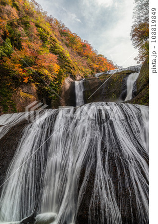 茨城県大子町　紅葉最盛期の袋田の滝 108819849