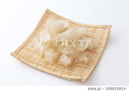 笊に乗った乾燥寒天　白バック 108819914
