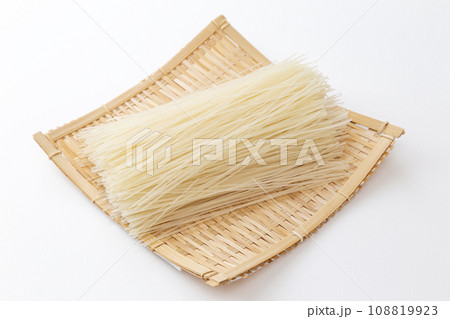 笊に乗った乾燥ビーフン 白バック 笊に乗った乾燥ビーフン 白バック 108819923